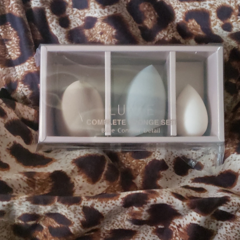 Makeup contour sponges